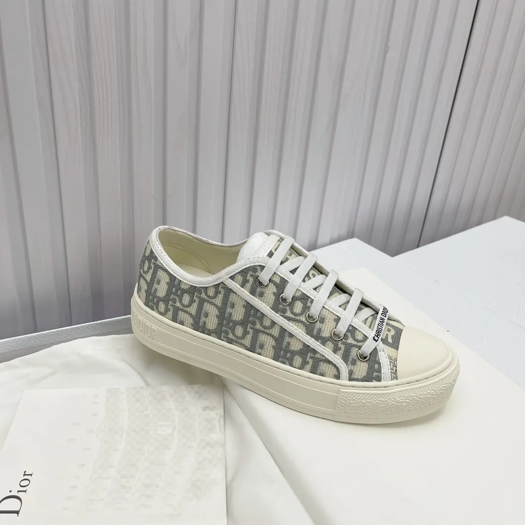 👟👟Ex-factory price 520👟👟 High version in stock, Dior (Dior) flat sneakers are fully embroidered with iconic patterns, ready in stock High quality Dior (Dior) flat sneakers are fully embroidered with iconic patterns👟👟 ♦️Top quality in the market🎗Breaking hot item in foreign counters🎗Non-common imitation version in the market🎗🔳The fabric is made of Italian🇮🇹imported fabrics❗️Embroidered upper, original mold injection Logo frosted five-pointed star outsole🔳Inside imported lambskin+high elasticity Injection molding mold Logo foam feet Size number: 35 to 42 (42 customized)